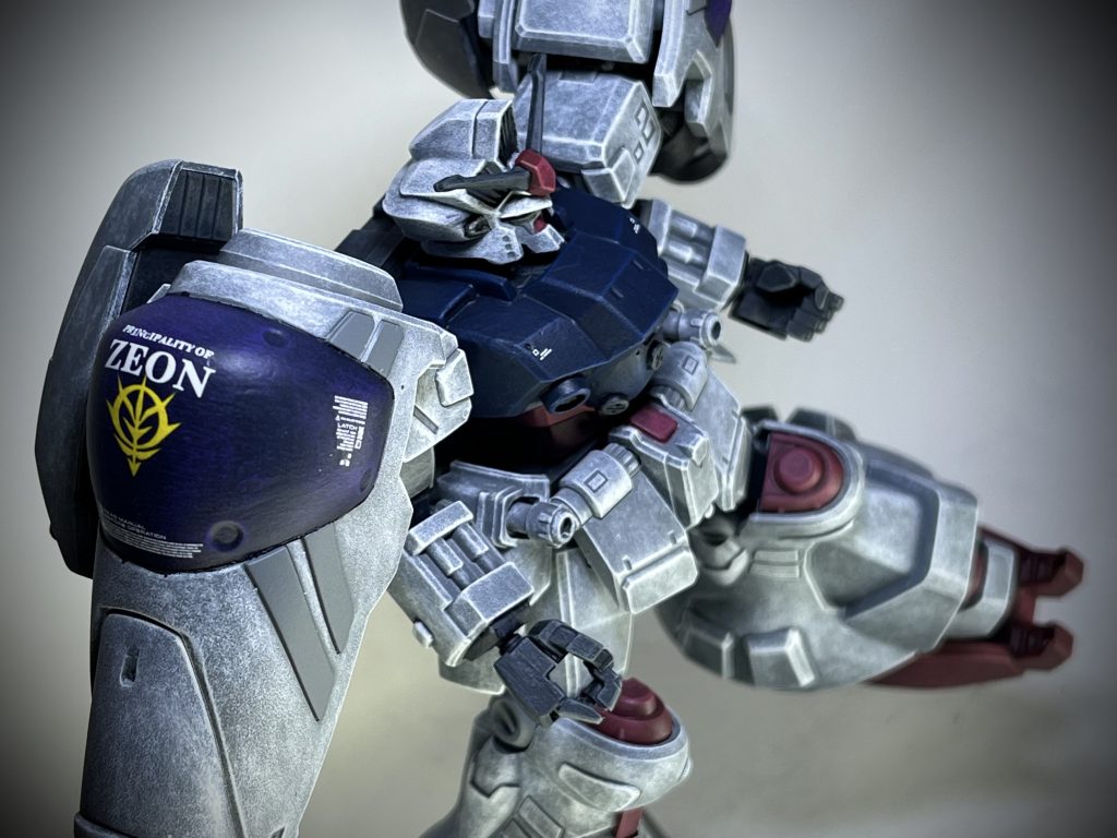 肩にはやはりジオンのエンブレムが必要です。