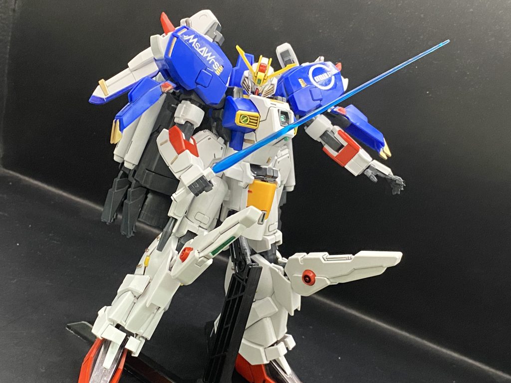 ビームサーベルを構えて旧キットなのでビーム部分もまとめて整形されているタイプだったので改造しました