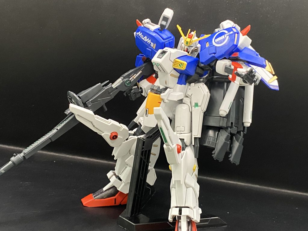 ビームスマートガンを構えてポーズこの機体最大の特徴である大型のビームガンが素敵です!