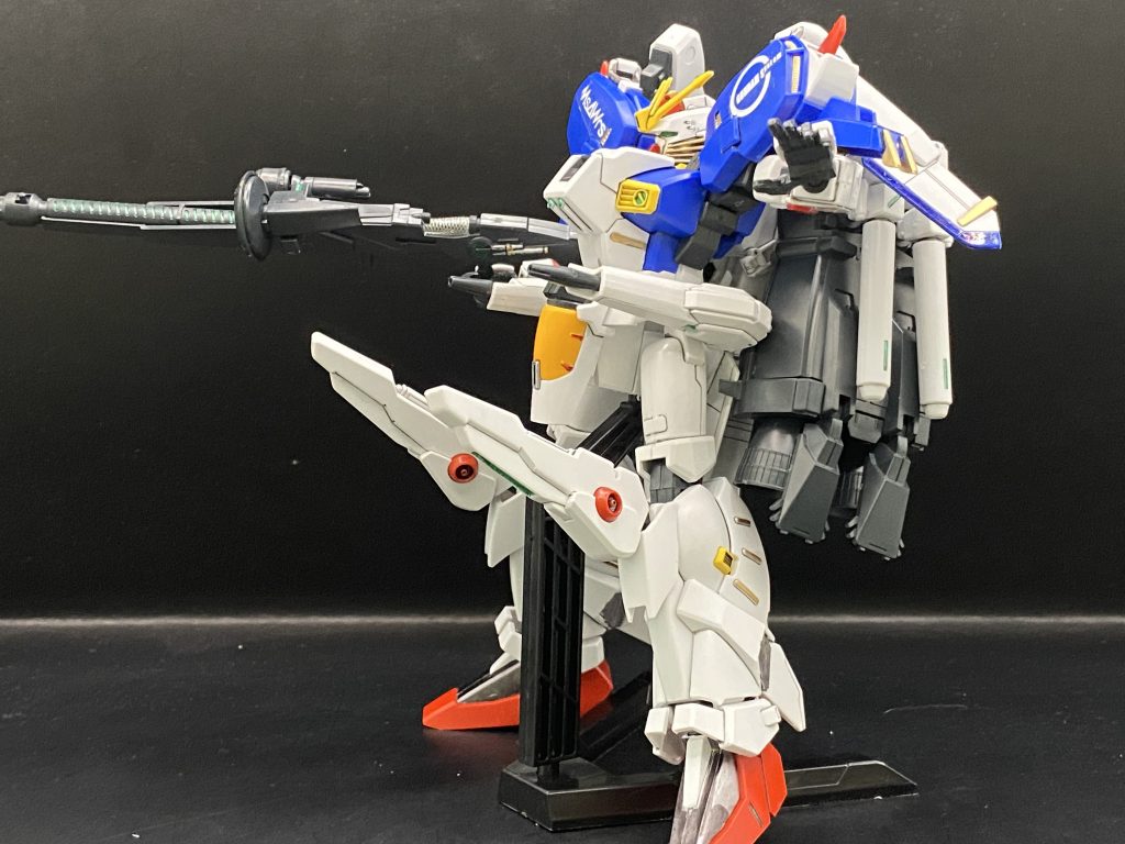 ビームカノンを構えてポーズ!デザインもカッコイイ武装ですね、サイドアーマーに見せ掛けて普通に武器なんです。