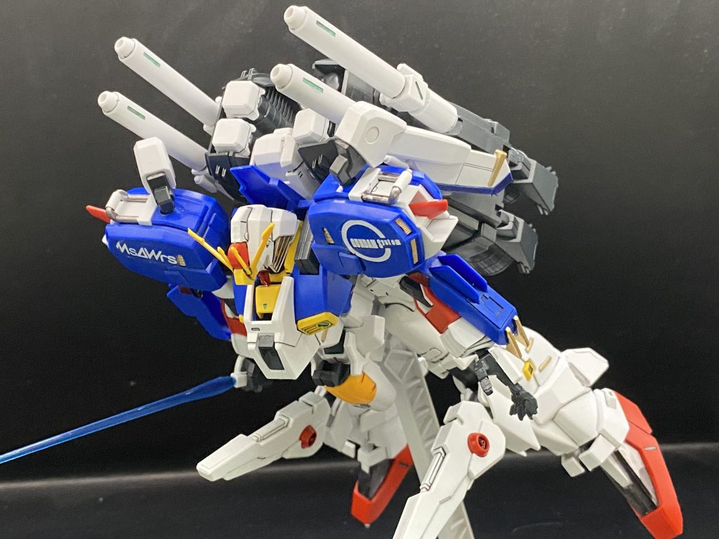 背部のビームカノン4門を撃つ体制のイメージで