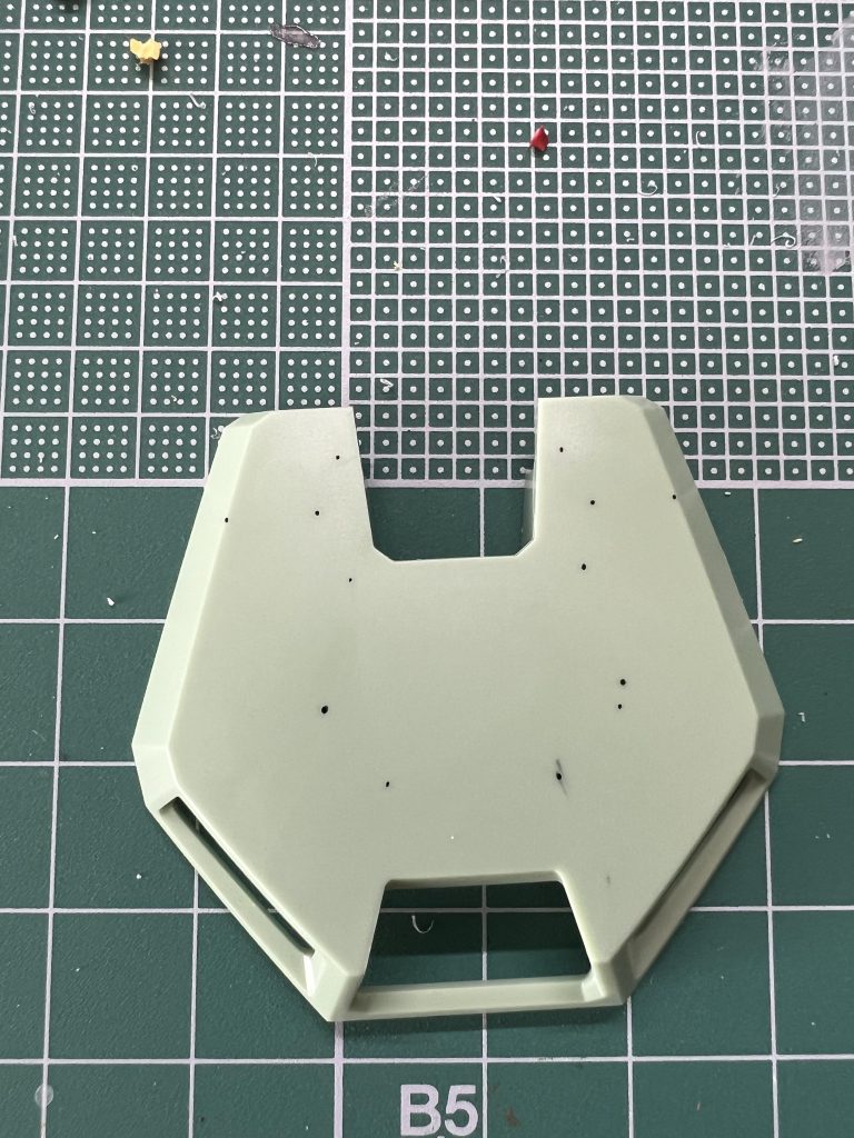 ペンで印を付けながらまずはバランスを確認してからガイドテープを貼ってましたそれでも左右歪になったり