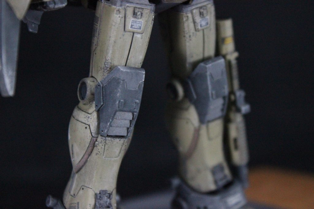 ガードカスタム自体がもともとスナカスと同系の機体なので色々とスムーズにいくことが多かったんですが、スナカスに寄せた要素の中で、一番手がかかってるのが膝のパーツだと思います。もともとのディテールを削り落とし、接続無くさないように切り取り、排気は排熱のルーバーを新規作成、ピタッとハマるように整形と、色々考えながらやったのでここだけで2日くらいかけた気がします。