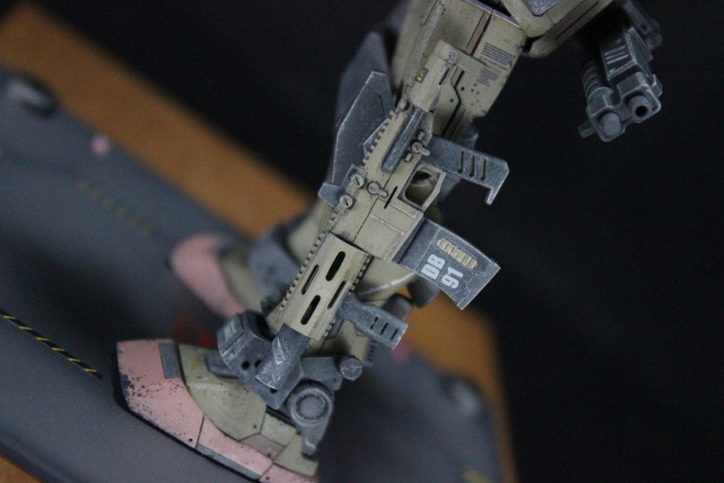武装その2ですサバゲー時代に愛用していたハニーバジャーという銃のショートバレルのものを作成しました。エアガンが自宅にあるので、実物をみながら設計しましたが、どこまでのディテールを残すか、省略するか、ディフォルメするかなどは難しかったです。なんとなくそれっぽくなった気がしていますし、Xの方でアップした時に仲良い方から欲しい!と言ってもらえたので割とよくできた方なんだと安心しています。