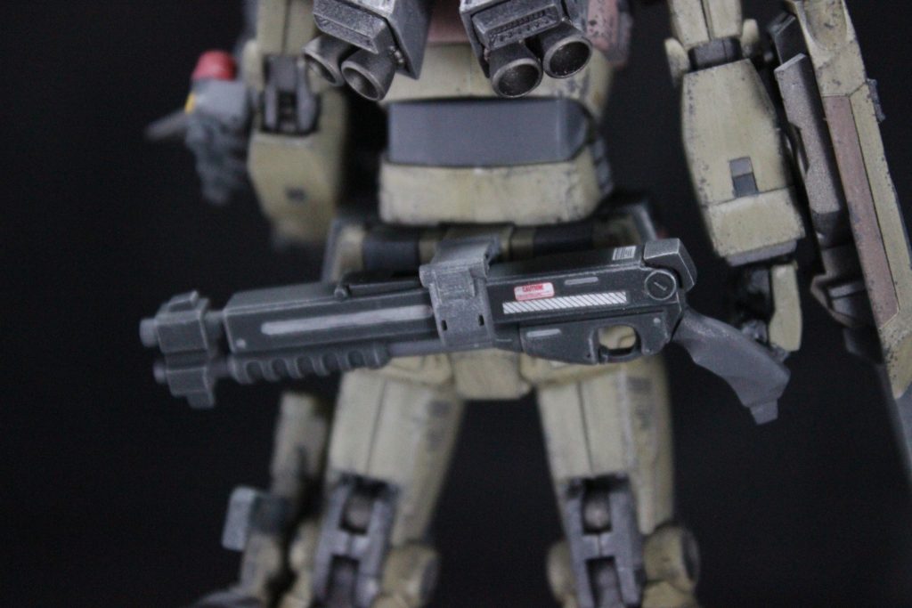 武装その3です。ケンプファーを作った際のショットガンの余りを使用しました。オラオラしているので、当然鹵獲ですね。自作したラックとはマグネットで接続しています。個人的にはドライブラシが苦手で、特にシルバー系の色はつきすぎちゃって失敗することが多くいつも及び腰だったんですが、「思っているより2倍拭き取る」という自分の中の感覚を掴むことに成功。パーツのふちにうっすらとシルバーが乗る、自分がイメージしていた具合に到達できました。