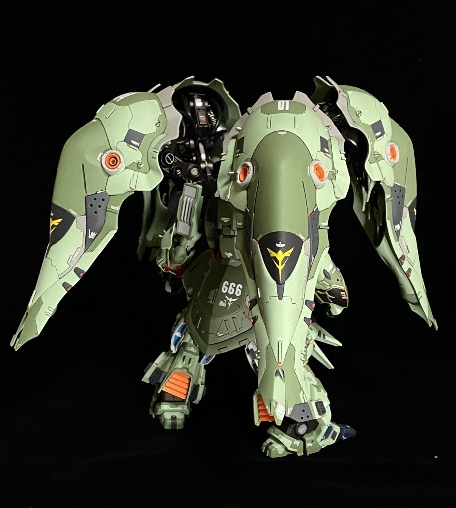 塗料もなんでかラッカーエナメル水性を使い分けて頭痛くなったり、大きな加工はスカート部を長くしたり脛周りの装甲を厚くしたくらいです。ユニコーンの敵といえばエングレも悩みましたが頑張りました。