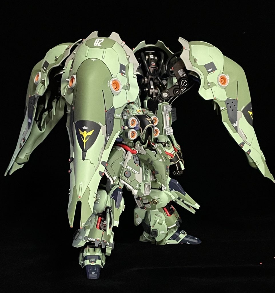 プラ棒やプラ板加工、スジ彫りにレッドポイントなんかもやってみました。一番大変だったのがバインダーを支えるフレームのパイプ工作です。百均の充電ケーブルを思い付いたのは良かったのですがこの形になるまで試行錯誤でした。