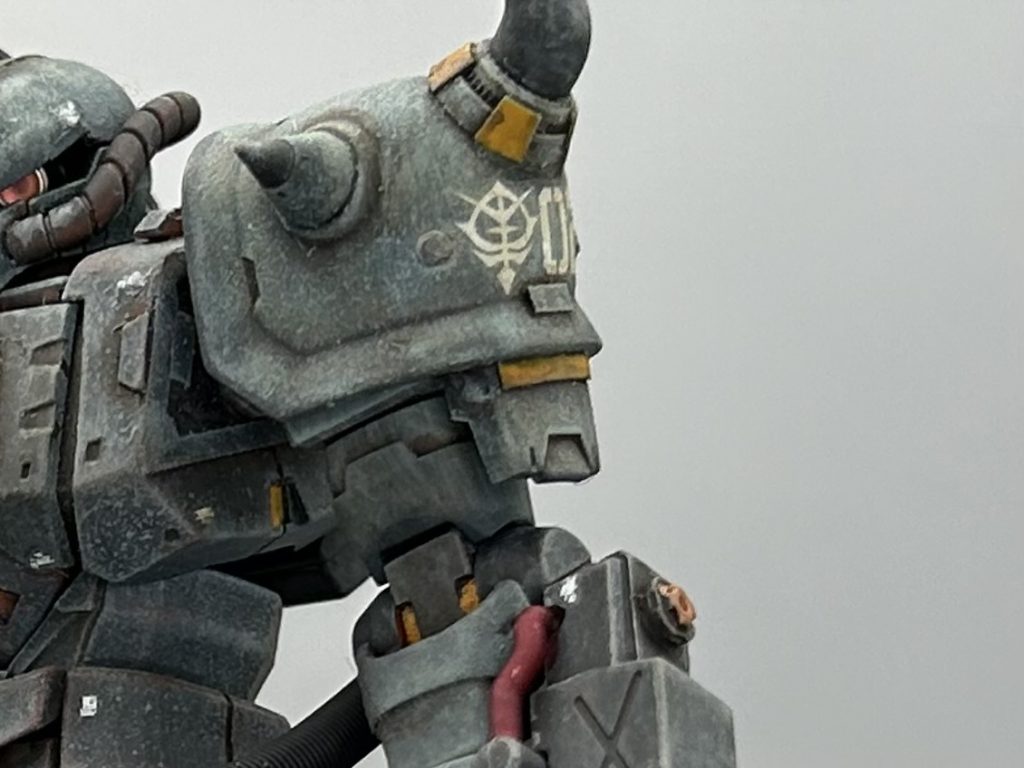 ネットでお見かけしたアイデア💡ショルダーアーマー下部に多数のモデラーさんが余らせていると思われる🤣手の甲のパーツを付けてみました。