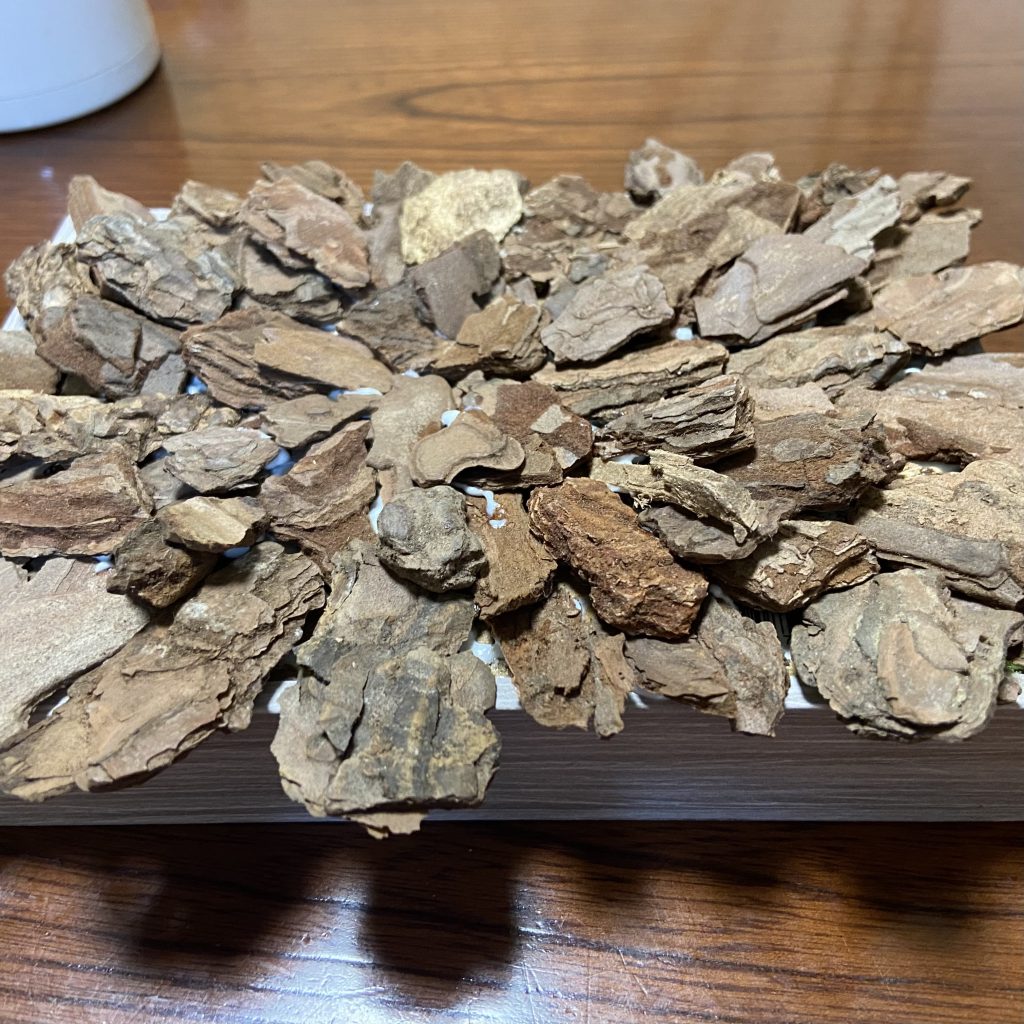 台座は100均の木箱とバークチップでささっと作ってます。大したことはしてませんがあるとないでは違うのです。笑