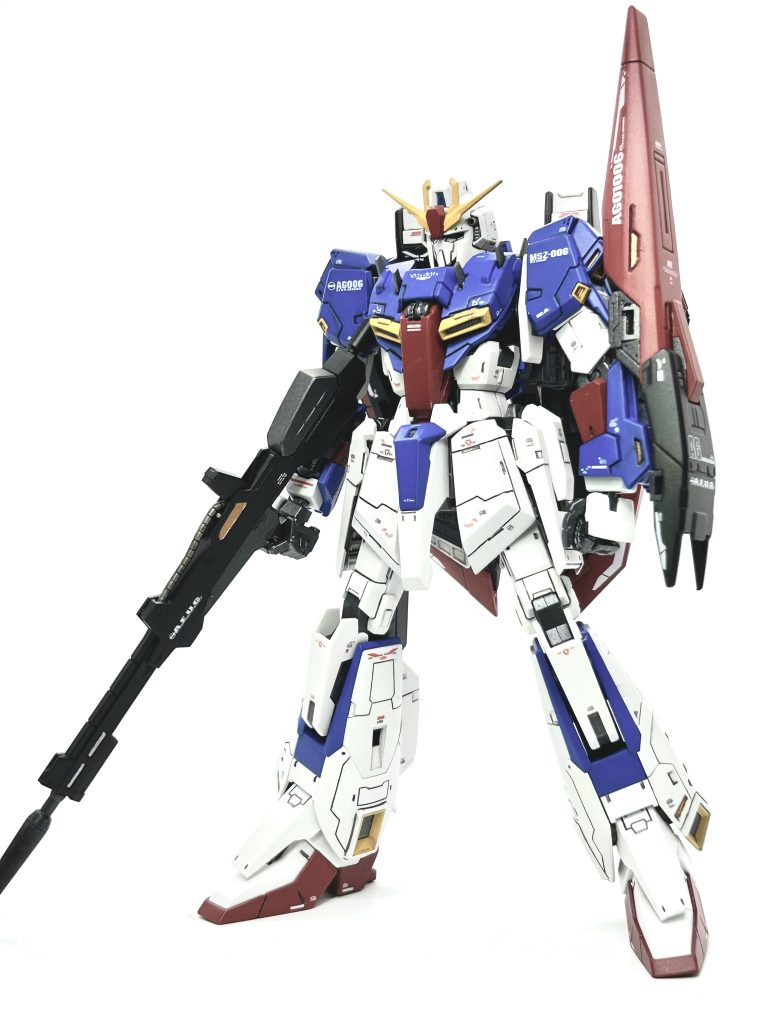 改造箇所・首元の延長により、沈み込み過ぎていた顔の位置を改善しました。・縦長のメインカメラを短くしました。・フロントアーマーをプラ板で大きくし、パネルラインも新たに掘り直しました。・胸のパーツが浮いてて違和感があったので密着するように変更、Ver.Kaのようなフィンも制作しました。・肩の白いパーツを縦にプラ板で延長。・肩のパーツを一部開口したり、隙間をプラ板で埋めました。・全体のパネルラインの掘り直し、ヒケ処理、合わせ目消しをしました、以上が主な作業内容です。