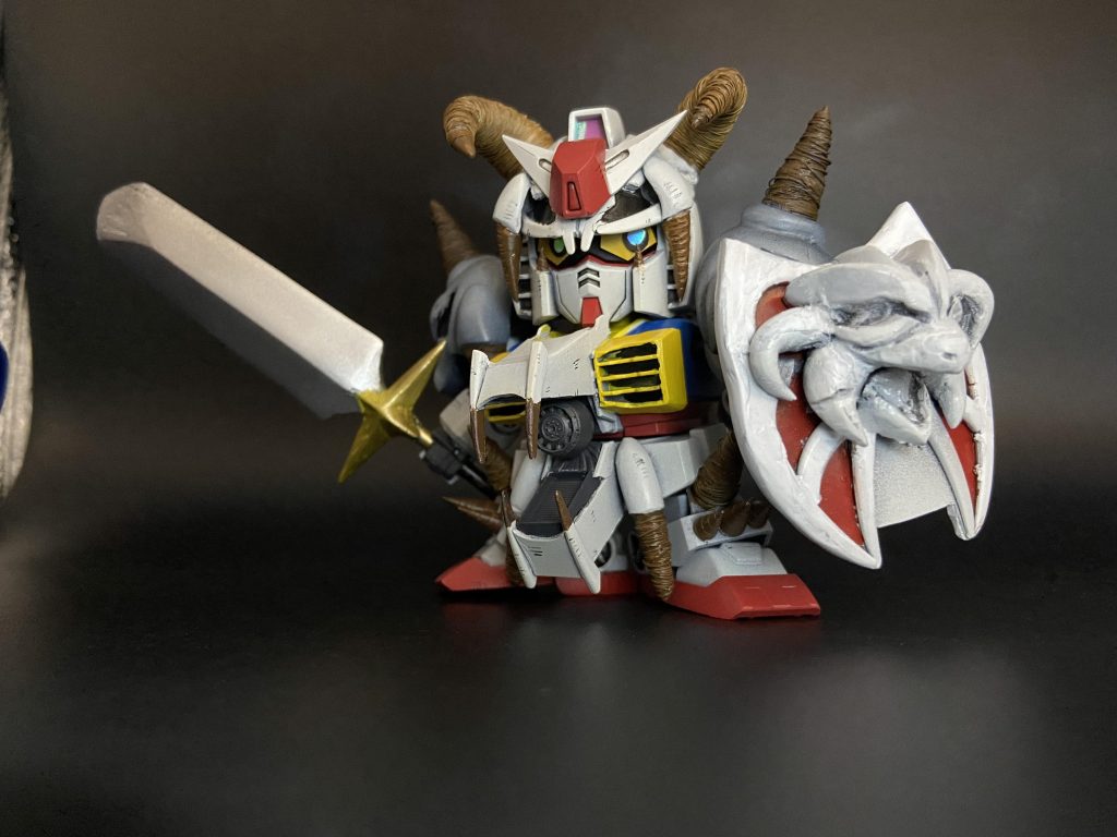 目はCHAME得意の可動マグネットアイ!ハイライトをホロにして光を拾った時に不思議な印象にしてます。登坂のメインカメラはステンレスシールの上にラピーを貼ってピンクながらもキラッとさせてます。