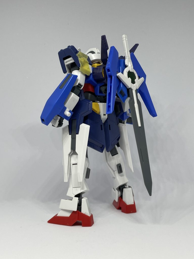 バックパックには元々トライホルダーフレームの予定でしたがAGE-2ノーマルのウイング付け根を取り付けたダブルオーダイバーエースのGNドライヴとGNソードを取り付けました。さらに肩部にはAGE-1フルグランサを一部ガードを取り外して使用しました。