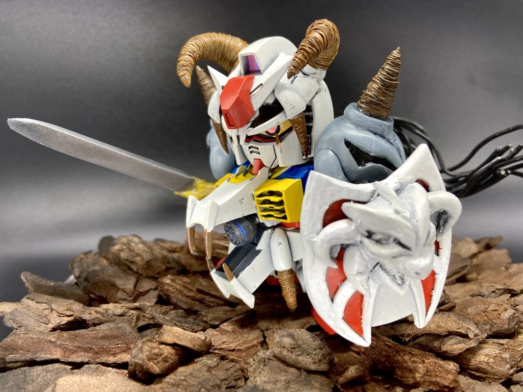 何枚か見比べてもらうとわかるのですが、瞳とメインカメラは見る角度で色が違うようになっております✨