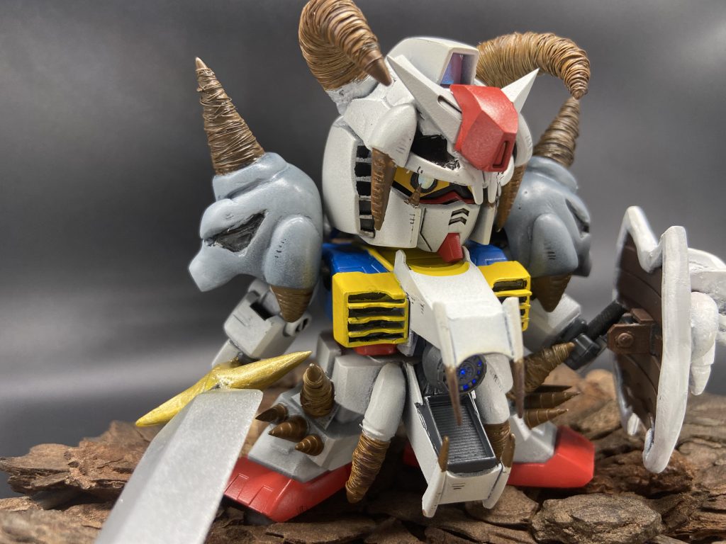 ベースキットはBB戦士329番のRX78-2。個人的なベストSDプロポーションのお気に入りキットです。どうせセミスクラッチならと多分にどっしりと厚みマシマシのデザインアレンジしてます。