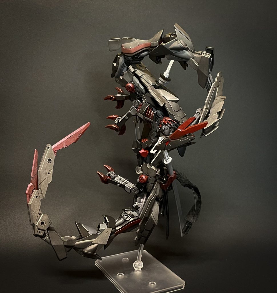 尾刀 赤鱗尾に仕込まれた二刀の赤刀。赤熱しており、斬るというより溶断に近い斬撃を見せる。