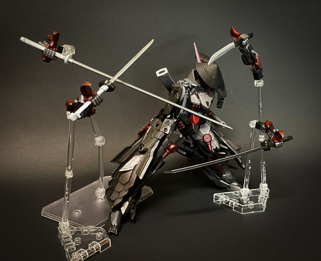 飛腕 龍ノ爪失った腕の代わりに仕立てられた宙を泳ぐ腕。自由自在に空を駆け死角なく刀を振う。