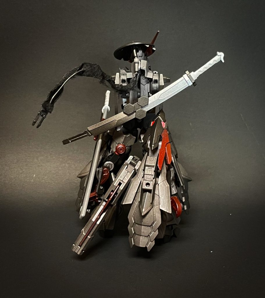 短刀 軽霞&解腕鞘の両端に収まるニ刀の小刀。鍔の付いた解腕は受け流しに、柄の黒い軽霞は奇襲に使われる。