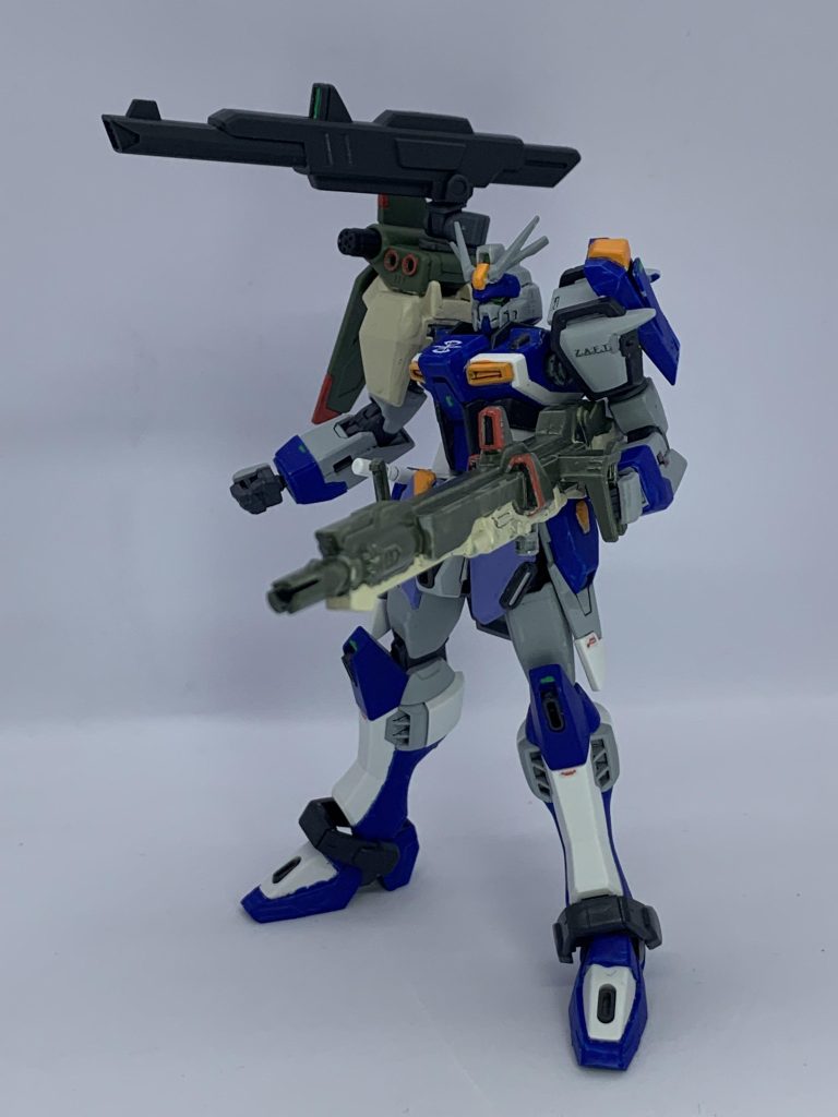 バスターキャノンジョスター。ランチャーストライカーをベースにバスターガンダムアレンジが施されている。超長距離射程砲「ウシャス」を駆る。バスターのような戦局に合わせた異なる連結での拡張性は無いものの、右肩に搭載されたレールガン・シヴァにより攻撃力を高めている。