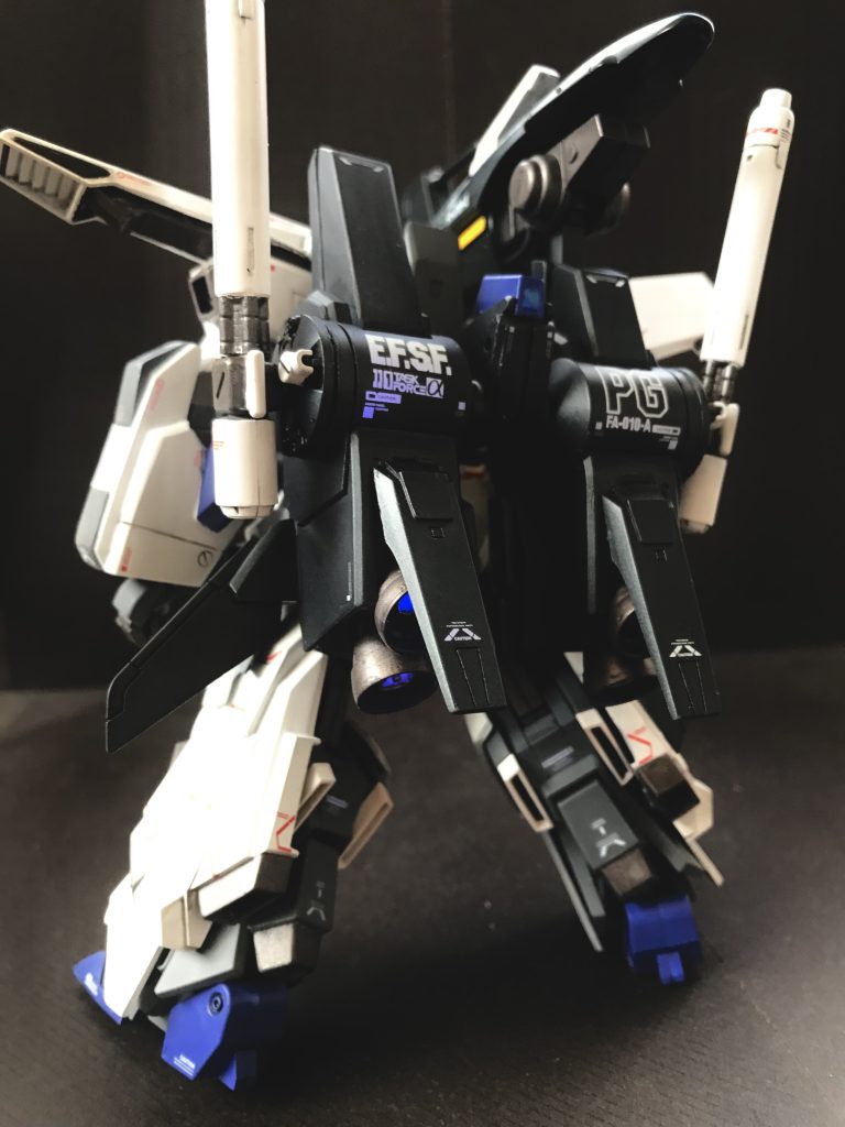 背面からのショット!ミサイルポットの延長加工とふくらはぎのバーニヤ形状変更、バックパックはフルアーマーZZと形状が全く違うので切った貼ったの大改造、ビームランチャーは基部はSガンダム、砲身はHGUC ZZのダブルビームライフルのものを流用しました。メインバーニヤの4基はコトブキヤのバーニアセットで大型化しています。