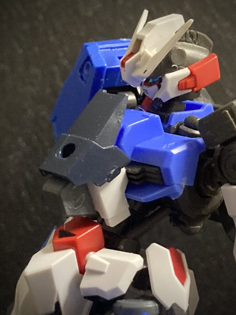 胸部コックピット全壊していたため、寄せ集めのパーツで全改修。