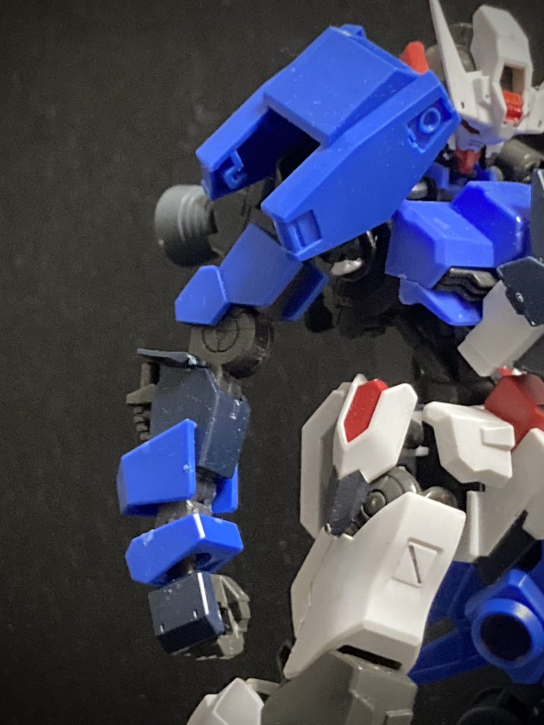 右腕フレーム及び外装の破損が著しかったため、シュバルべグレイズの外装をガンダムフレームに継ぎ合わせて補強。整備班によると、そもそも動く状態にするので手一杯だったそう。