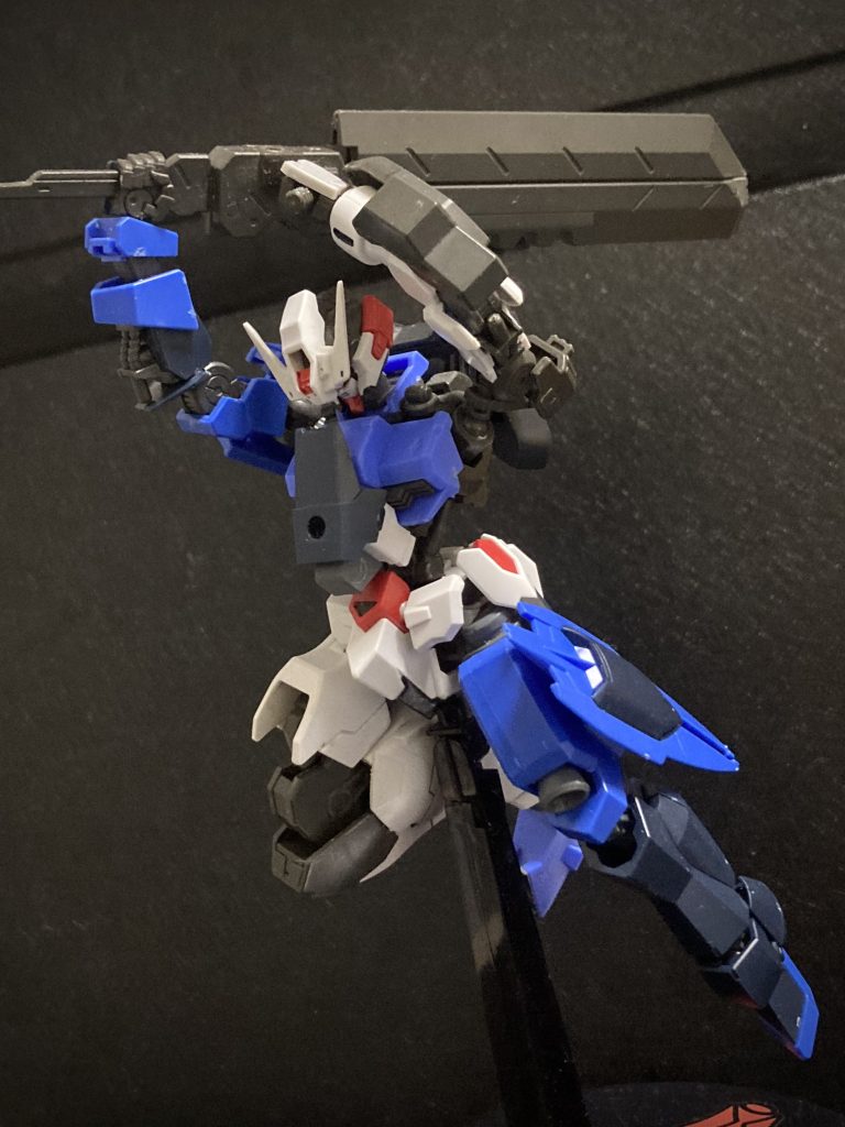 手足を阿頼耶識システムでモビルスーツとリンクさせているために、以前より感覚的に動かしやすくなったという。