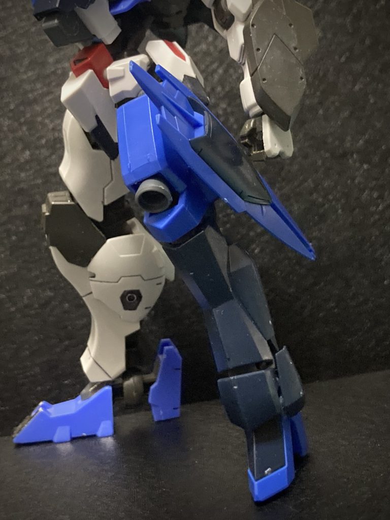 左脚部フレームごと失った左脚部は、シュバルべグレイズの脚部をそのまま移植。