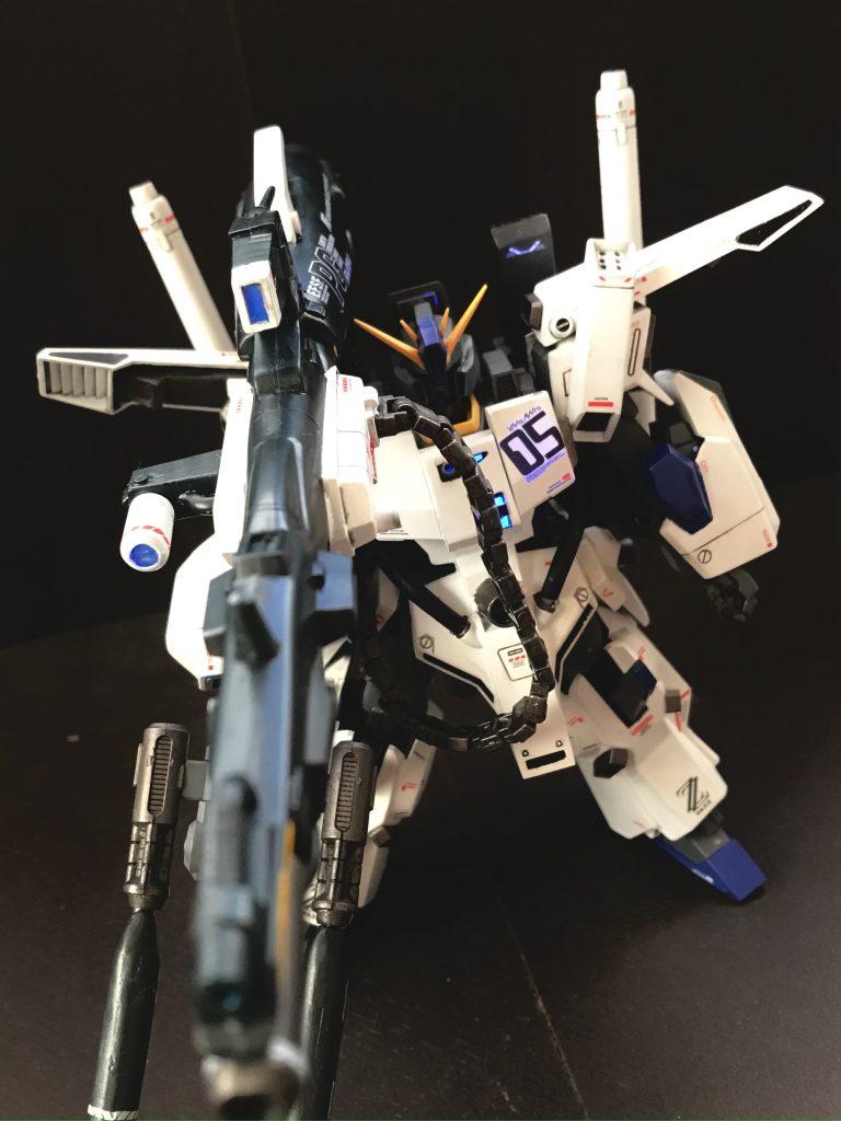 全体的にズングリムックリ感がありますが、これぞFAZZって感じで気に入ってます。各所灯火類は蛍光塗料で塗装し、ブラックライトで発光するようにしてみました。やっぱ光るとそれらしく映えますもんね!