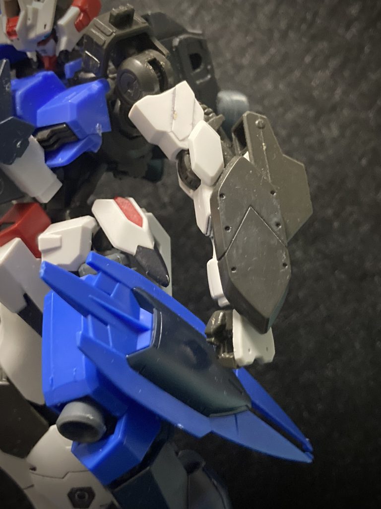 右腕予備用のパーツとガントレットを装備。