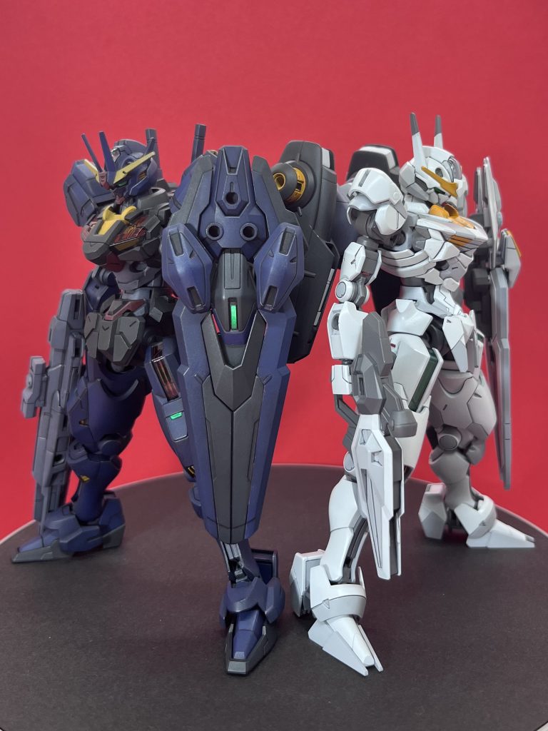 黒いガンダムと白いガンダム。