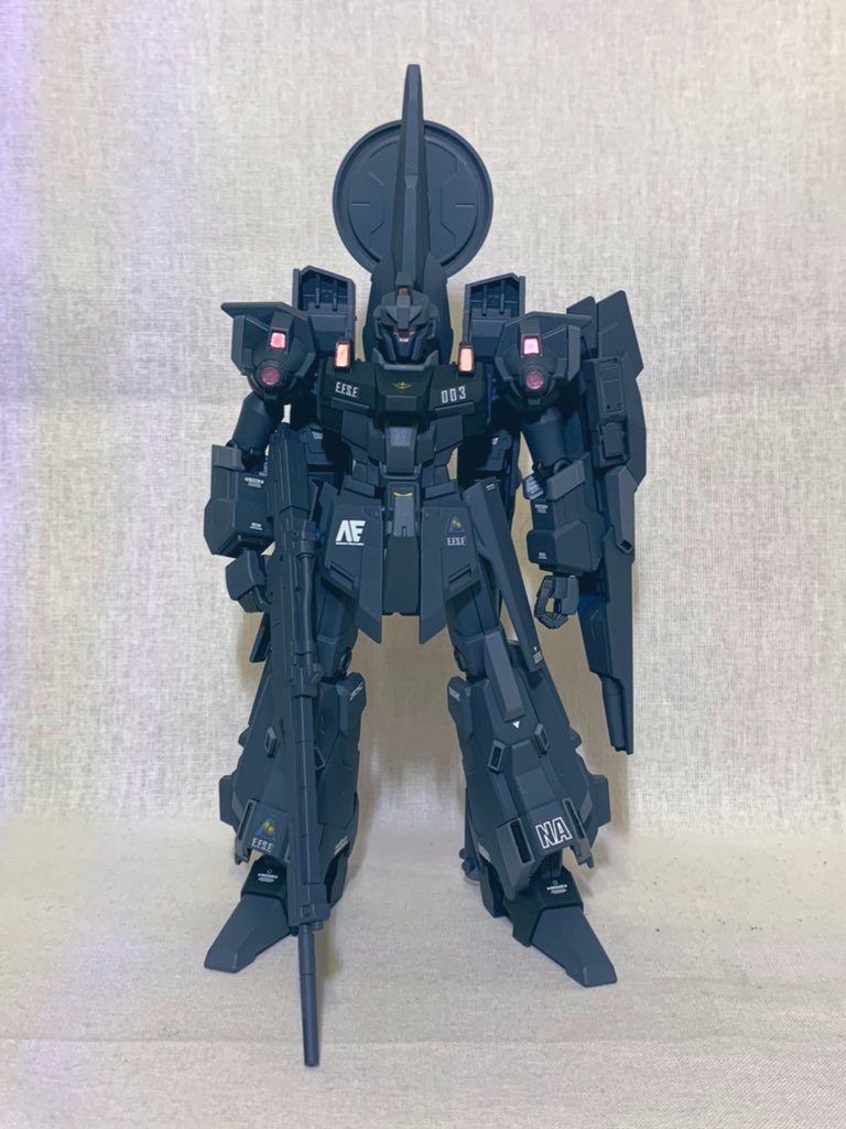 カラーリングは暗い宇宙での視認性を悪くするため、ロービジ色としました。また、早期警戒(偵察)を主に考えているので、センサーの強化をと思い、肩中央部のセンサーをビルダーズパーツのレンズパーツを使用しました。デカールは開発元の「AE社」、「ロンド・ベル部隊章付きEFSF(地球連邦宇宙軍)」ですので「NA(ネェル・アーガマ)」としました。デカールについては僕個人的に、地上機はEFF(地球連邦軍)やEFGF(地球連邦陸軍)、宇宙機はEFSF(地球連邦宇宙軍)を使うようにし、さらに所属も考えていればRA(ラー・カイラム)やGR(ゼネラル・レビル)も貼るようにしています。(こだわり)