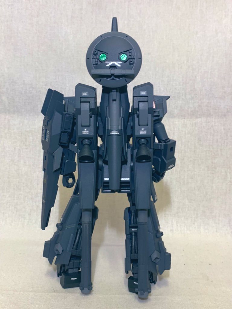 本機背部のレドームもビルダーズパーツ使用しております。(レドーム教信者なのでレドームストックがやたらあります笑)また、早期警戒(偵察)任務のために、航続距離と機動性の両面を必要とするので後肩部のバーニアの増設と背部にプロペラントタンクを増設しております。(見えにくくて申し訳ありません)