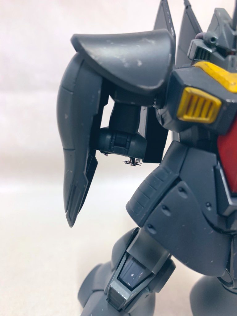 そんなヨナ君機の破損状態を作成しました。作成にはノーマルのディジェを使用し、カラーリングをロービジ色にして、腕をプラモデル用ノコギリでぶった斬りました。そして、断面から配線を垂らした方が切られた感あるよなと思い、いらないラジコンの配線を断面隙間に入れました。また戦闘中に至近距離で絡みあったり、至近距離で敵機が爆発したりしたので、塗装ハゲ再現のためにところどころシルバーを塗ってます。(なんかこの機体はご大満足な状態より、右手破損した状態の方が好きなんですよね笑)