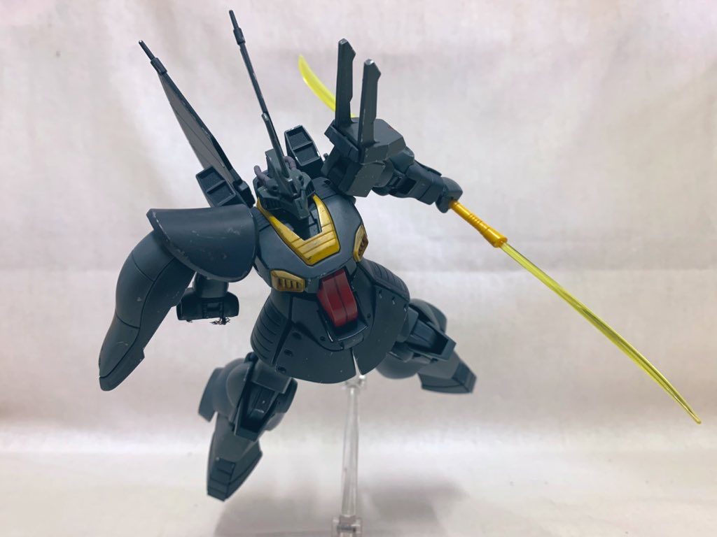 切り掛かるディジェ(ヨナ機)の図