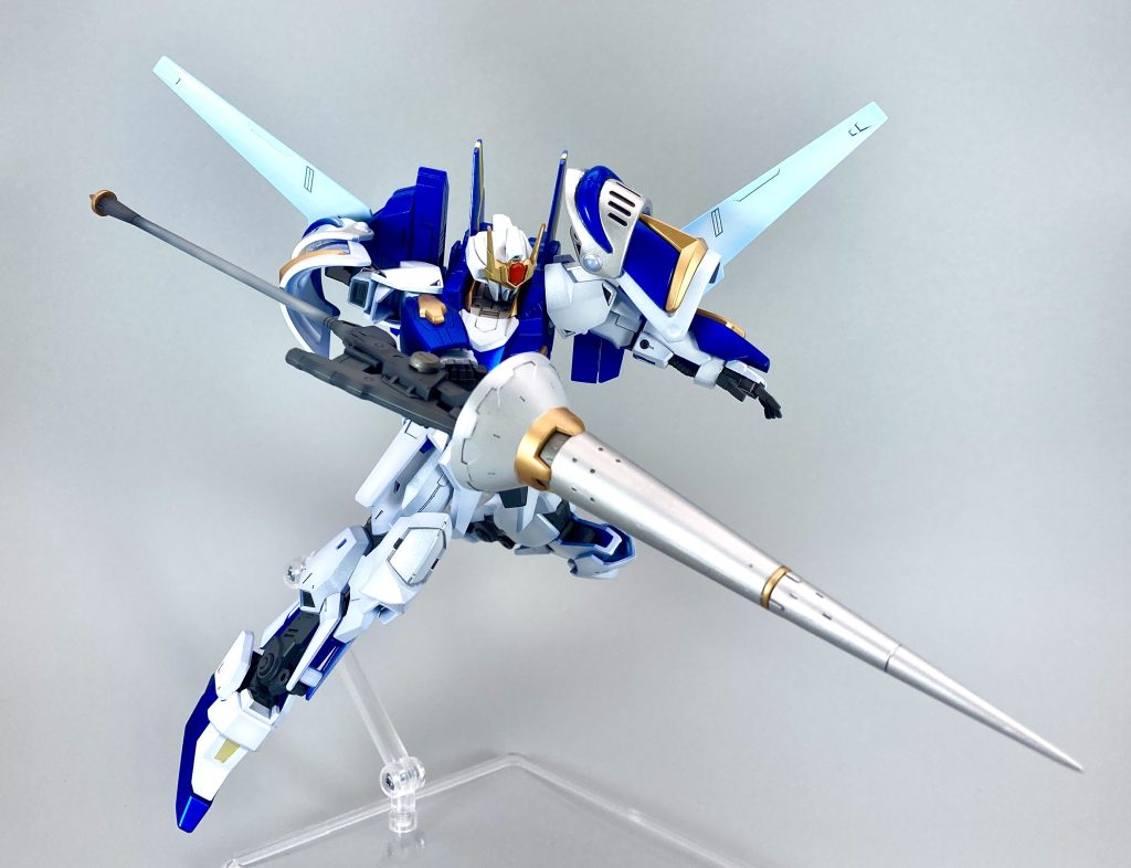 【作品の設定について】聖騎士ルナゲイザーは、正義と秩序を何よりも重んじる王国の騎士です。誠実であると同時に融通の効かない性格でもあり、規則や秩序を乱すものには嫌悪感を露わにし、道徳に反する者には容赦の無い一面も持っています。聖なる祝福を受けたパラディンランスは、あらゆる敵を一撃粉砕すると同時に、味方の心を勇気づける力を秘めています。