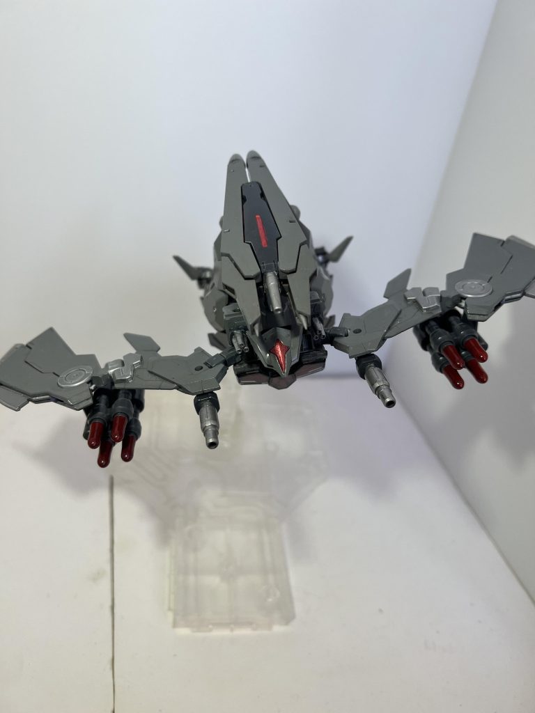 通常飛行形態。羽根にミサイルを装備し爆装することも可能で戦闘機としてだけでなく爆撃機としても運用可能。