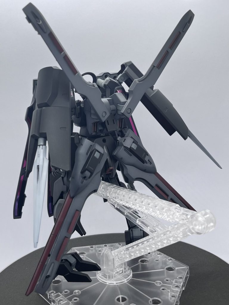 背面のガーディアンはクロスボーンっぽく展開してみました。バックパックにはライフル懸架用のジョイントを追加しています。こちらはAGE-2のリアアーマーを加工したものです。