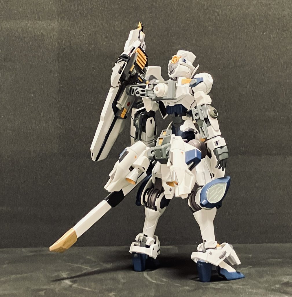 正面と背面。ベースはベギルペンテで、GポータントやGアルケインのパーツを使って水星の魔女のガンダムっぽくしています。