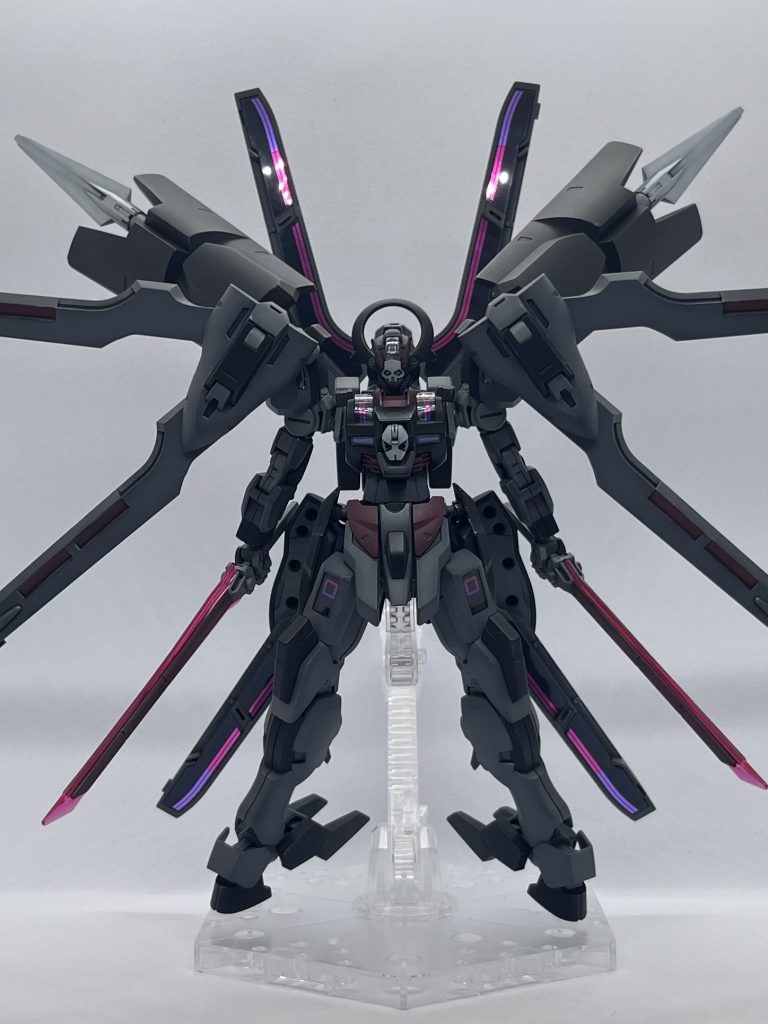 近接戦闘形態。『抜刀〜』ソードは背面下部のガーディアンに接続しています。ライフルのバレルは右肩バインダー裏に収納、本体はバックパックに懸架できます。