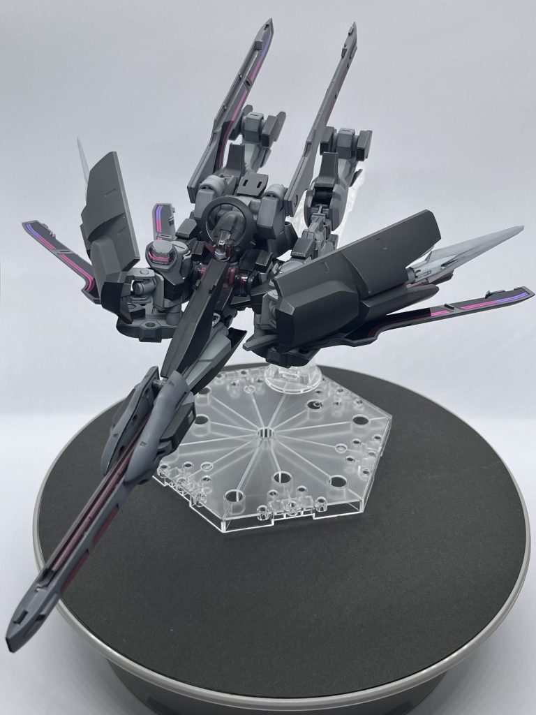 フルクロスのままストライダー形態になれます。股間軸を外側に展開できるように改造してあるので完全変形します。追加したフロントアーマーのガーディアンは、機体下部で翼のように広げています。