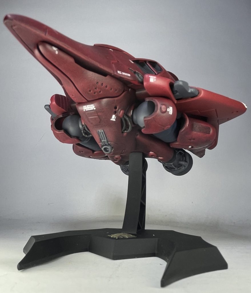 下からからのアングルです。腹部ダクトモールドを削り取り市販のスプリング部品をはめ込み。110mmバルカンの穴は深くしてあります。あご?の穴モールド追加。