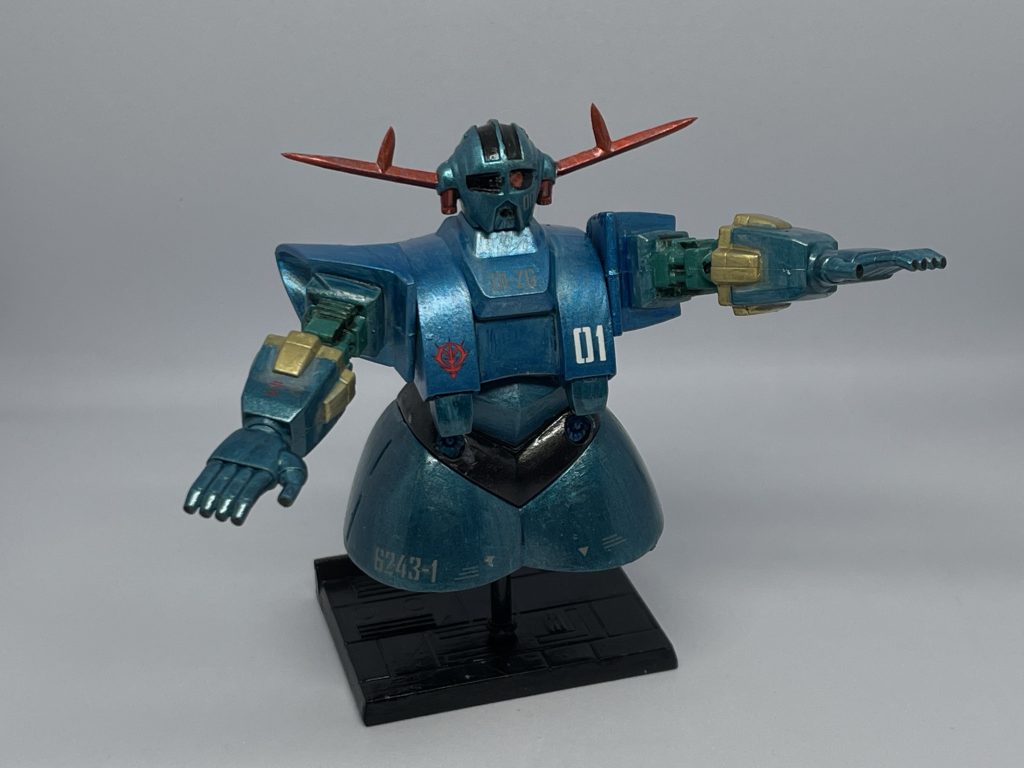 組み立ててみるとジオングの高さは6cm設定では23mなので計算すると約1/380?