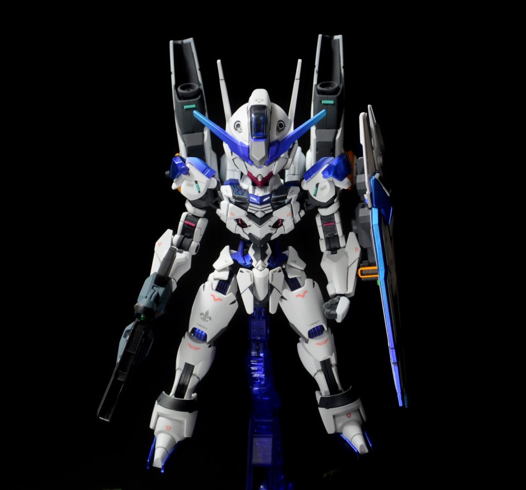 今回初めてHGキットを使ったデフォルメに挑戦しましたが難しかったです。エアリアルの場合、太ももにクリアパーツがあるので他の方がされているようなHGの太もも上部をカットする手法が使えません。悩んだ結果、SDの太もも+HGのスネという組み合わせに。長さを調整する為、一部カットしています。