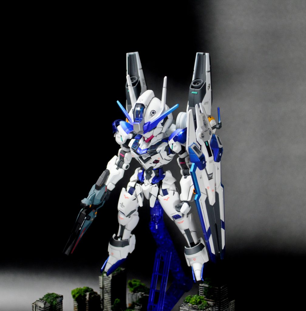 カラーリングは、「キャリバーンでパーメットスコア6を発動したら」というコンセプトで塗装しました。発光部は、仲間のまるいるかさんが作成されたデータをシールプリントして貼り付けています。