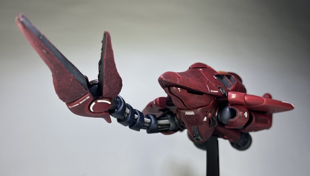 腕の伸縮を再現できませんでしたが、伸ばした状態の腕を市販のプラ棒、プラパイプ、2種類のスプリングで再現。手の先(手羽先?)は表面をざらざらにしてあります。ザリガニみたい笑