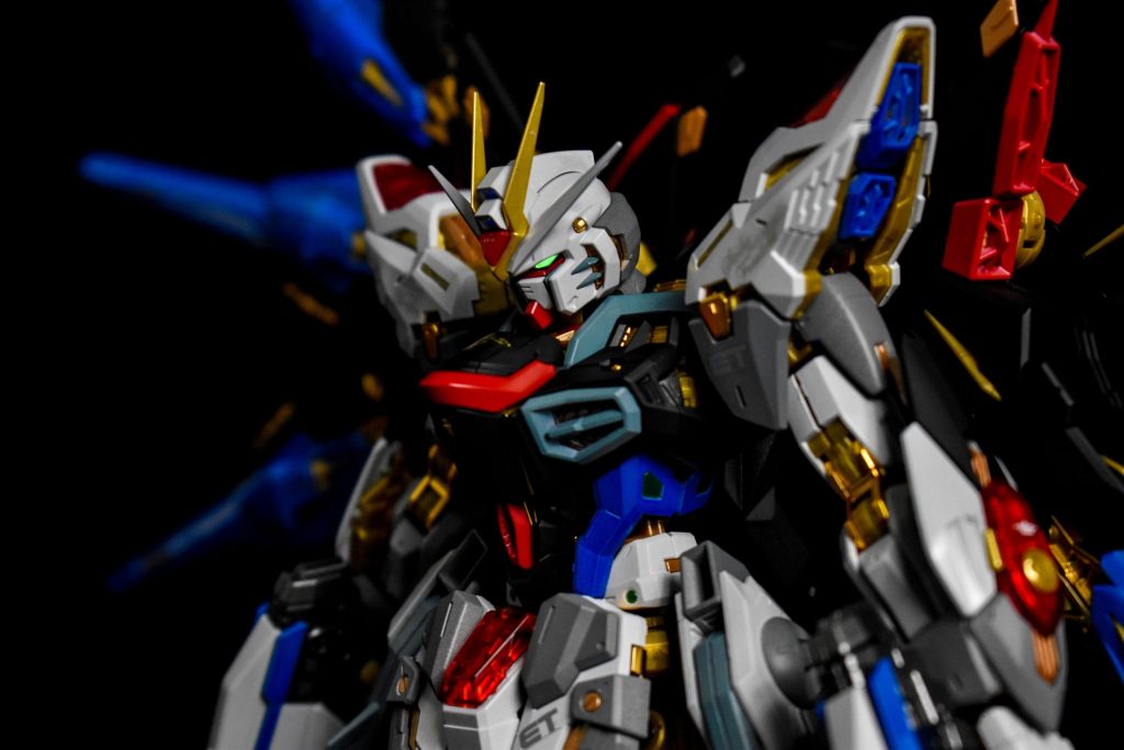 ツインアイは蛍光塗料で塗装しています