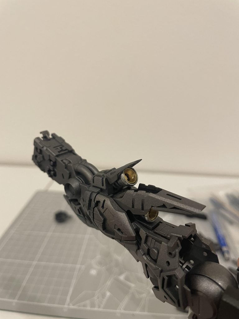 フレームは焼鉄色。バーニアはシルバーメッキとイエローゴールドのガンダムマーカーをぬりぬり。