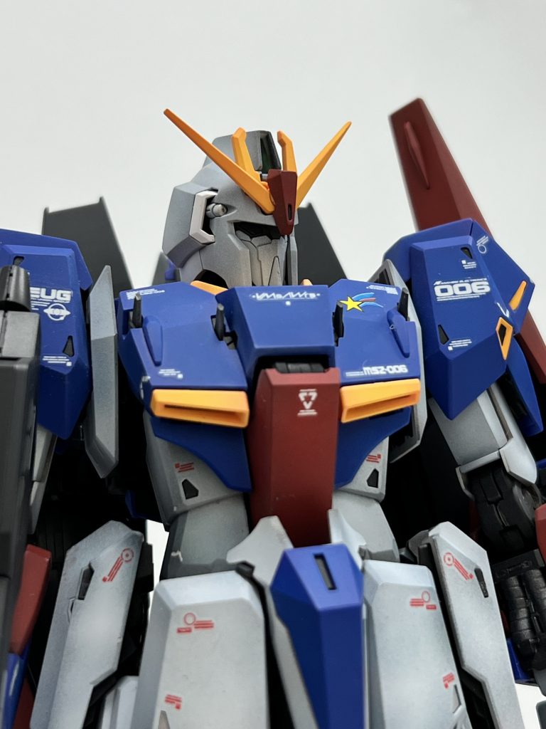 胸部のエンブレム非常に気に入ってます。リサーチによるとこのエンブレムはルー・ルカの青い流星パーソナルエンブレムみたいですが、ZZ一作中エンブレムはルー・ルカのパイロットスーツでしか確認していません。