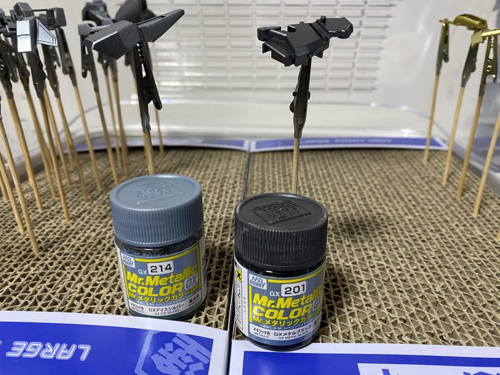 今回の作成で下地の大切さを学びました。違う2色でも光の当たり具合でほとんど差が無いように見え、完成予定配色を若干変更する運びになりました。白に塗装するパーツも、重ね塗りをしても綺麗に整わず苦悶しました。結果、パーツの輪郭が出てるからこれはこれで味があって良しとしました。笑