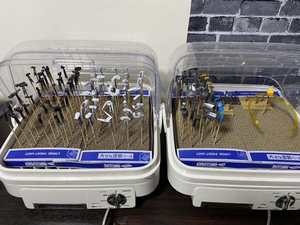 下地には全て黒サフを吹きました。・内装にあたる部分はメタリックブラック・外装の白にはつや消しホワイト以上にはつや消しクリアー・外装の青にはGXアイスシルバー・アンテナ等はGXラフゴールド・ファンネルにはGXブルーゴールド・目には蛍光グリーン・その他ワンポイントでスカイブルー・ファンネルのスタンドにはクリアーイエロー以上には光沢クリアー